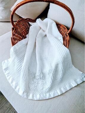 Kidgets White Waffle Weave Satin Edge Giraffe Crib Blanket Throw First Baby Gift